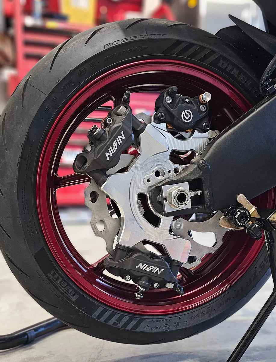 Brake caliper bracket mounted on ZX6 Kawasaki with 4 piston nissin and P32 / P34 Brembo Master